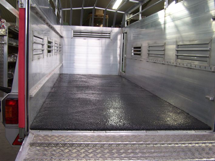 Gröne GmbH - Horse Protect Flüssiggummi im Pferdetransporter – in